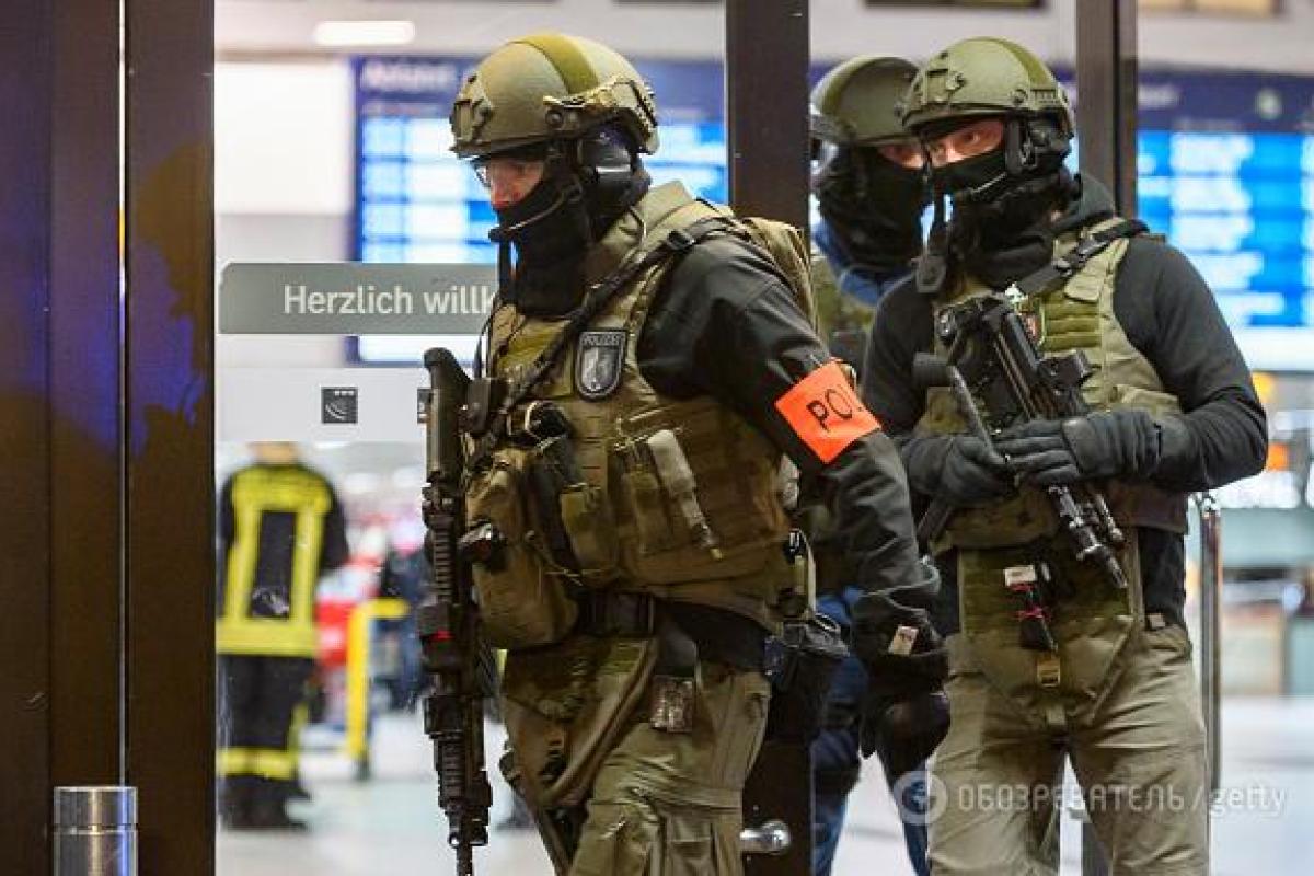 В Германии мужчина с топором напал на пассажиров поезда - появилось видео В Германии мужчина с топором напал на пассажиров поезда - появилось видео