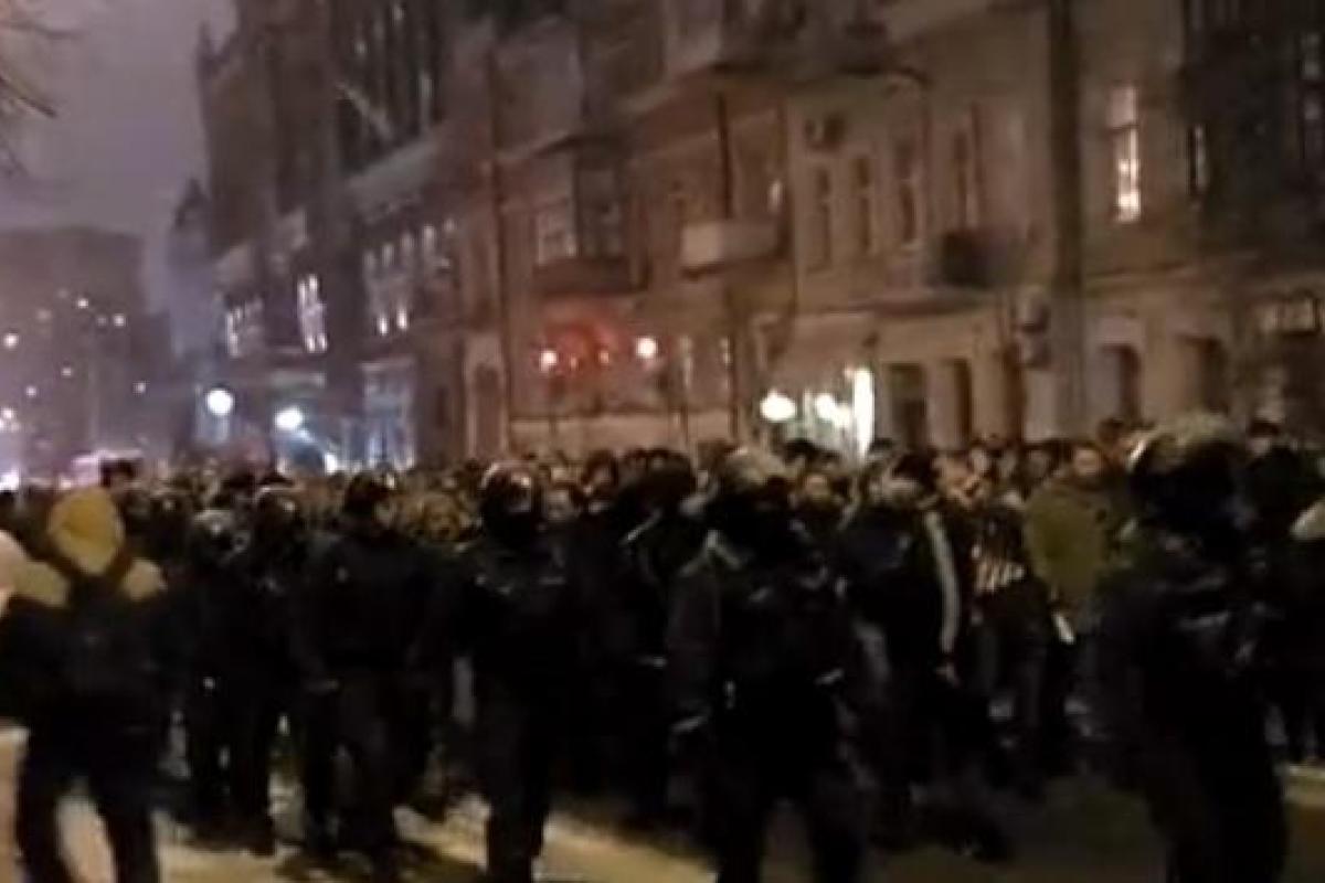 В Киеве начались столкновения между участниками митинга и Нацгвардией