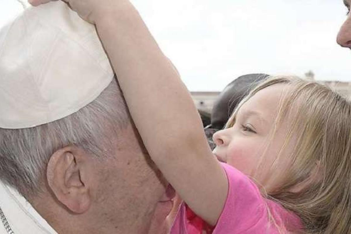 Видео из Ватикана стало хитом соцсетей: 5-летняя девочка сняла с Папы Римского шапочку