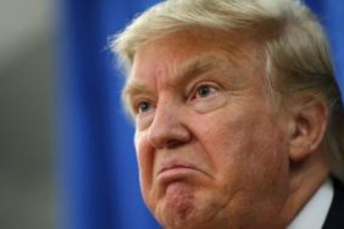 Журналисты засняли, чем Трамп занимается в машине: его жена не смогла сдержать улыбку