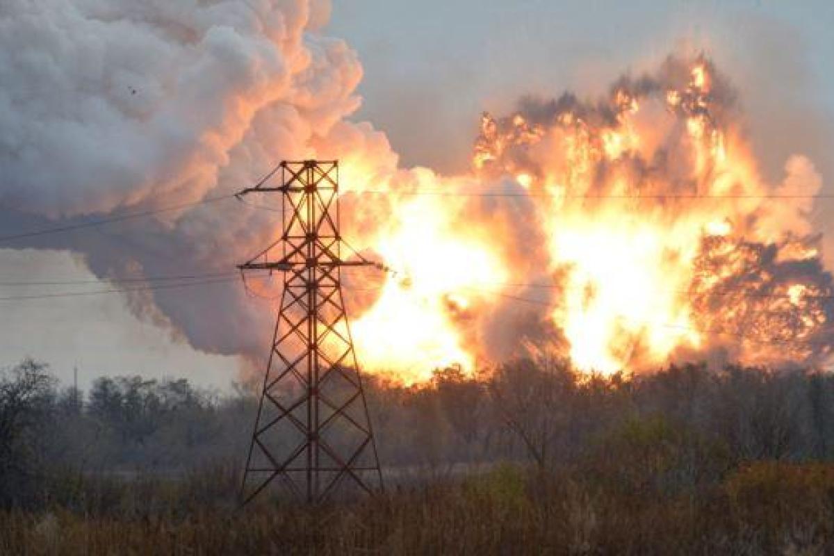 Ясиноватский район под мощным огнем: серьезно поврежден дом, сгорели гараж и машина