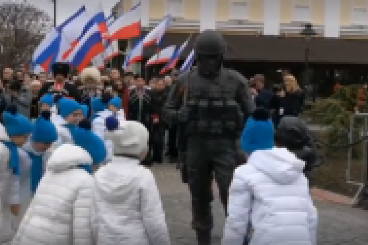 В Крыму маленьких детей заставляют поклоняться "зеленым человечкам" В Крыму маленьких детей заставляют поклоняться "зеленым человечкам"