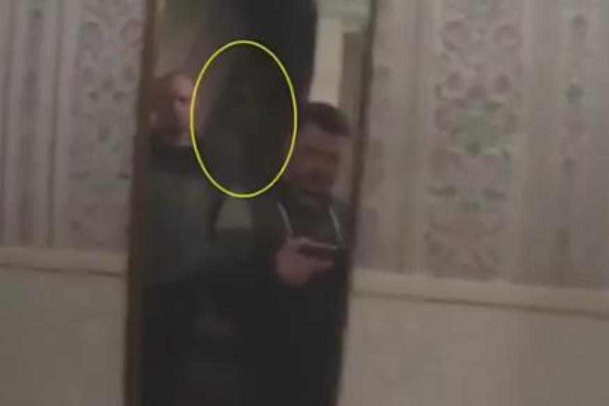 В старом английском особняке засняли на видео призрак черного монаха