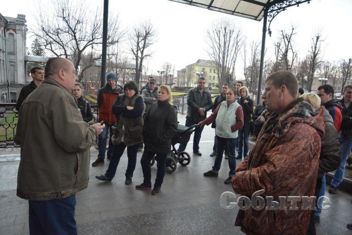 Голодные жители Алчевска вышли на митинг: "новая власть" натравила на людей неизвестных в камуфляже 