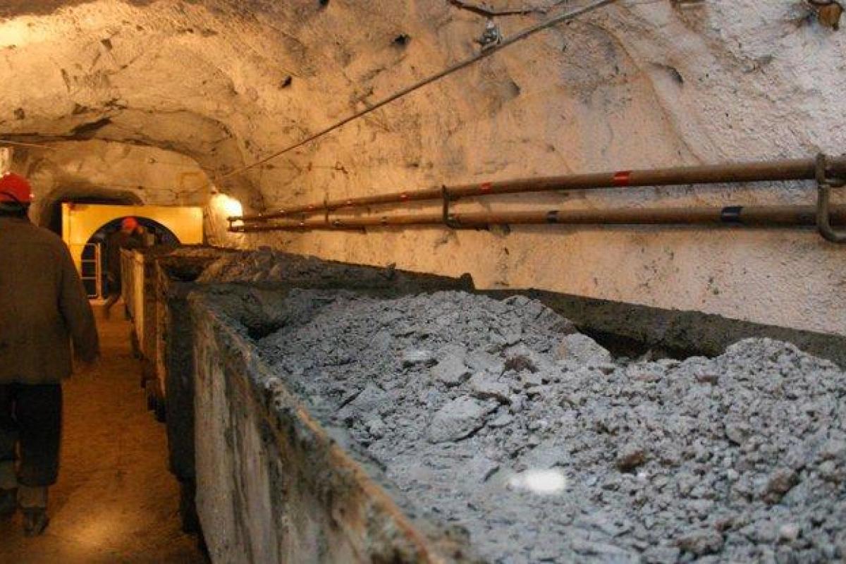 На крупнейшей "отжатой" боевиками шахте урезали зарплаты, работники пишут заявления на увольнение