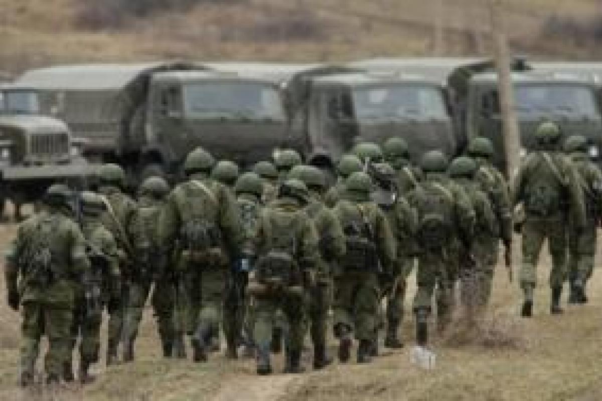 Кремль поднял по тревоге тысячи военных в Крыму: жители напуганы колоннами военной техники Кремль поднял по тревоге тысячи военных в Крыму: жители напуганы колоннами военной техники