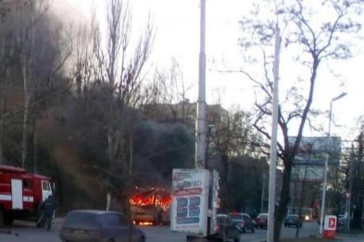 В центре Донецка произошел пожар: полностью сгорела маршрутка, появились кадры