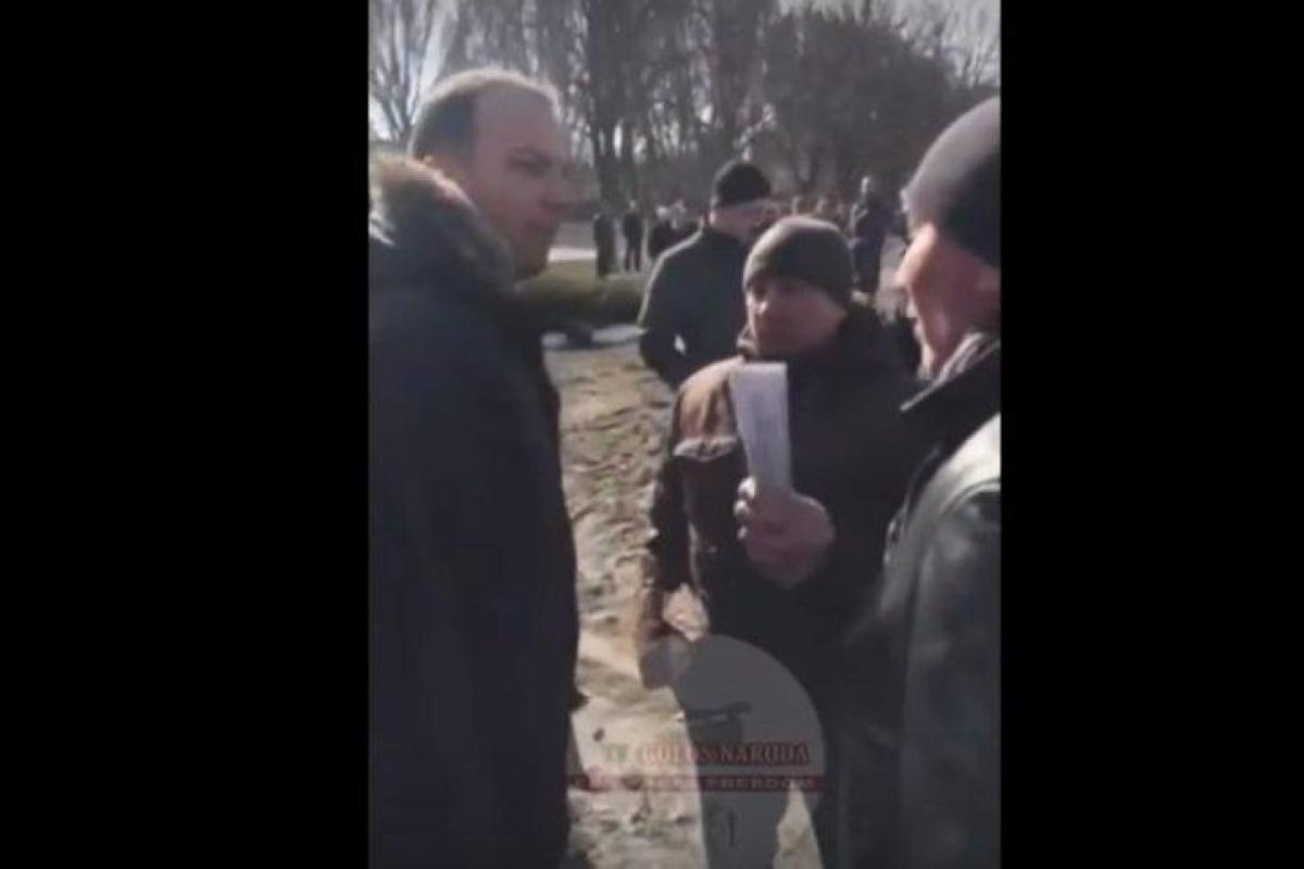 Жители Конотопа прогнали Семенченко и Соболева при попытке установить редут в центре города Жители Конотопа прогнали Семенченко и Соболева при попытке установить редут в центре города