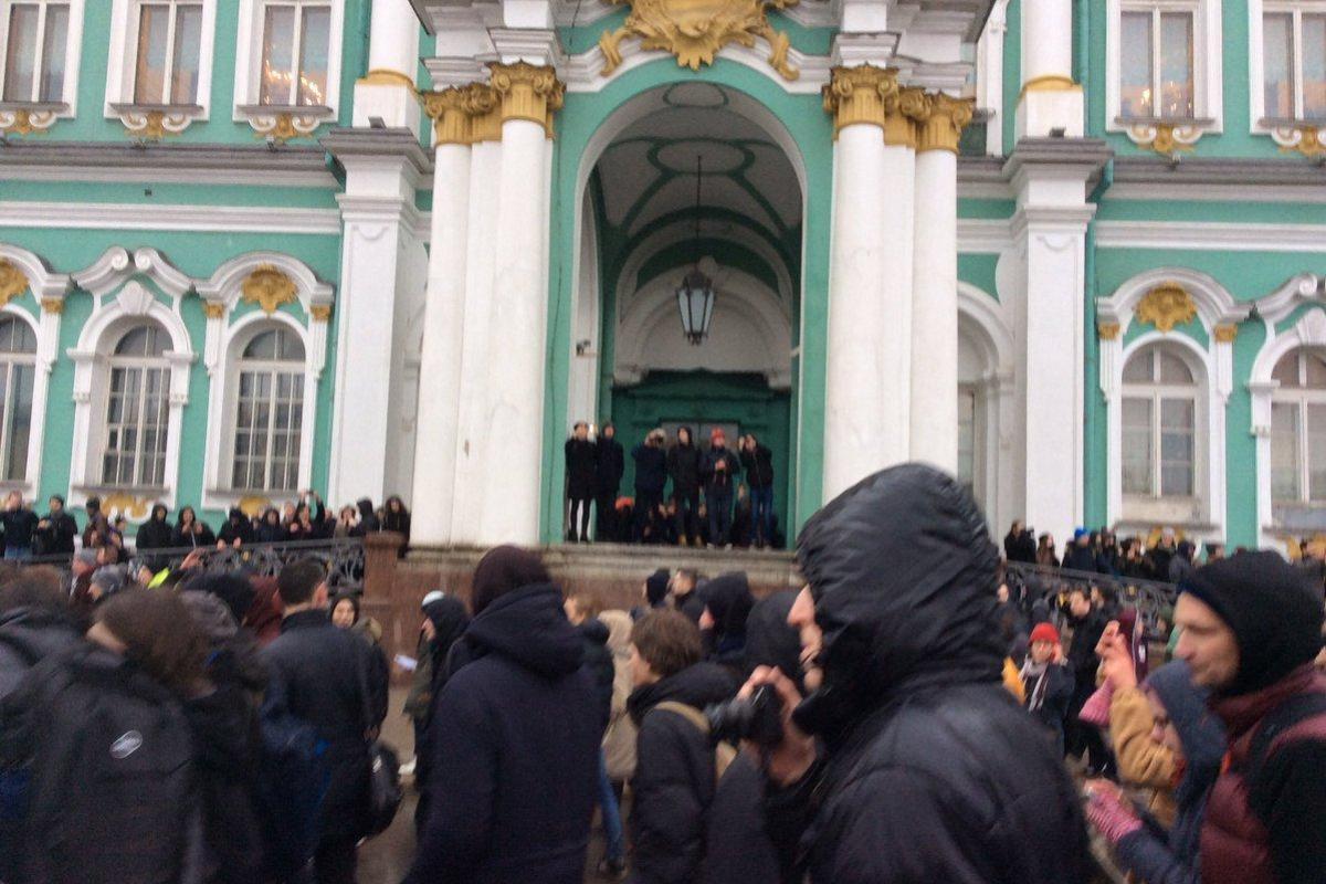 В Питере протестующие заставили полицию отступить с центральной площади города В Питере протестующие заставили полицию отступить с центральной площади города