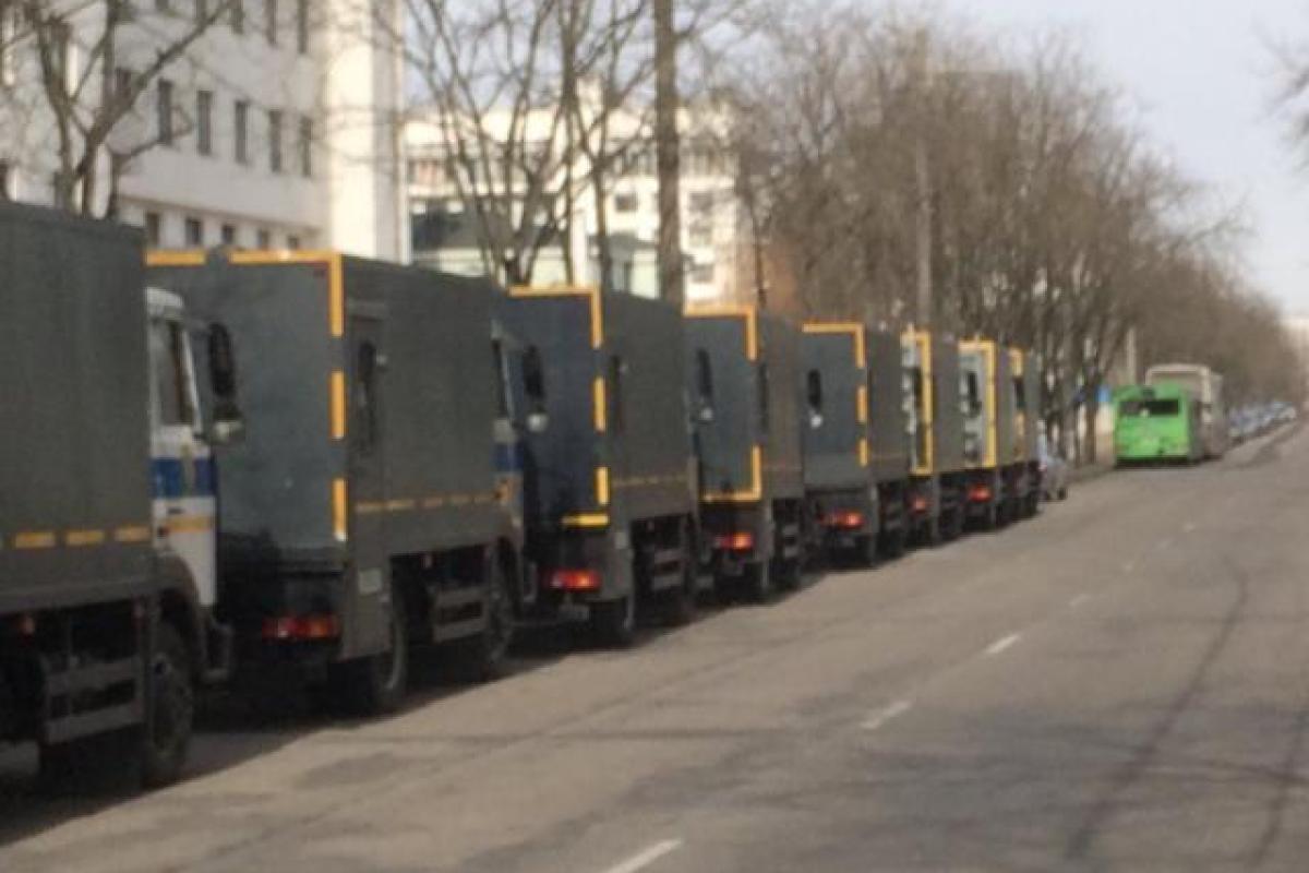 День Воли в Беларуси: Минск наводнила военная техника и автозаки, задерживают всех без разбора