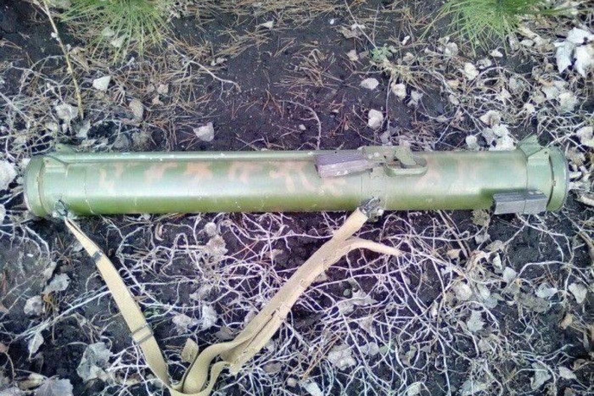 Сотрудники СБУ нашли брошенный боевиками огнемет "Шмель" российского производства Сотрудники СБУ нашли брошенный боевиками огнемет "Шмель" российского производства