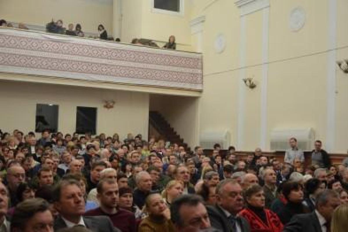 Мэр Мариуполя рассказал, почему на сессии собрали столько охраны 