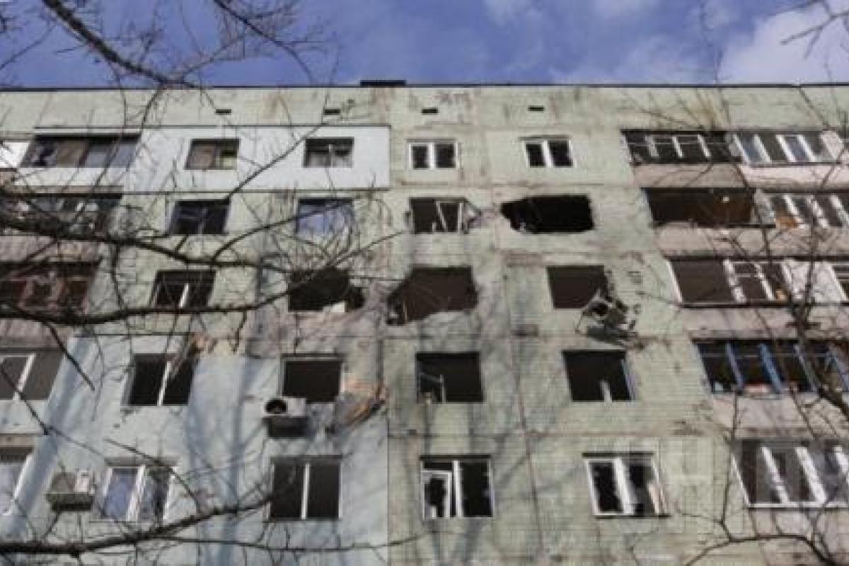 Обстрел Авдеевки: очевидцы сняли на видео момент попадания снаряда в 9-этажку