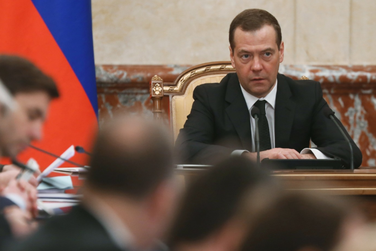 Медведев отчитал опоздавшего министра: Будильник себе ставьте в разные места