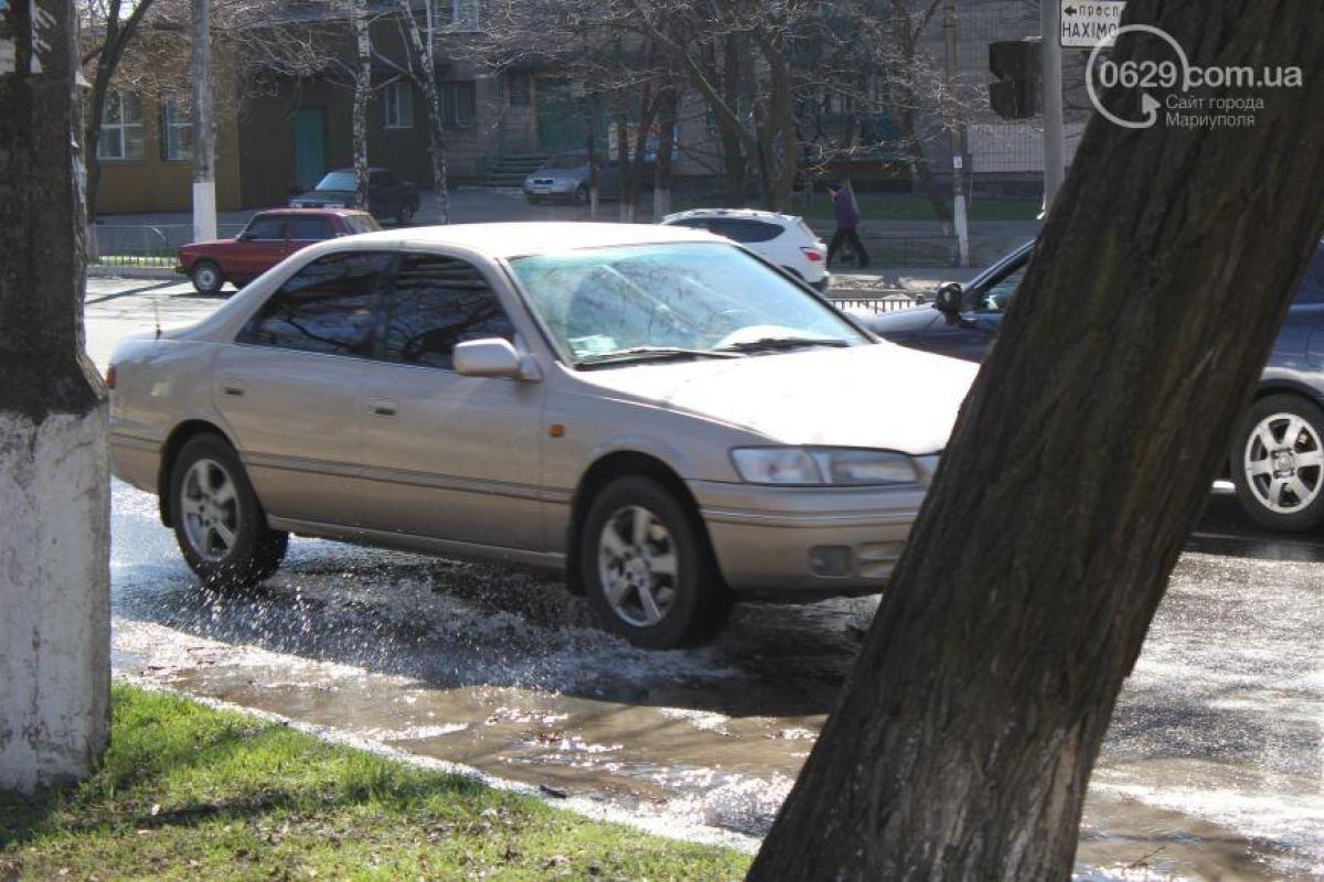 В Мариуполе затоплены несколько улиц: прохожие не реагируют, аварийных бригад нет