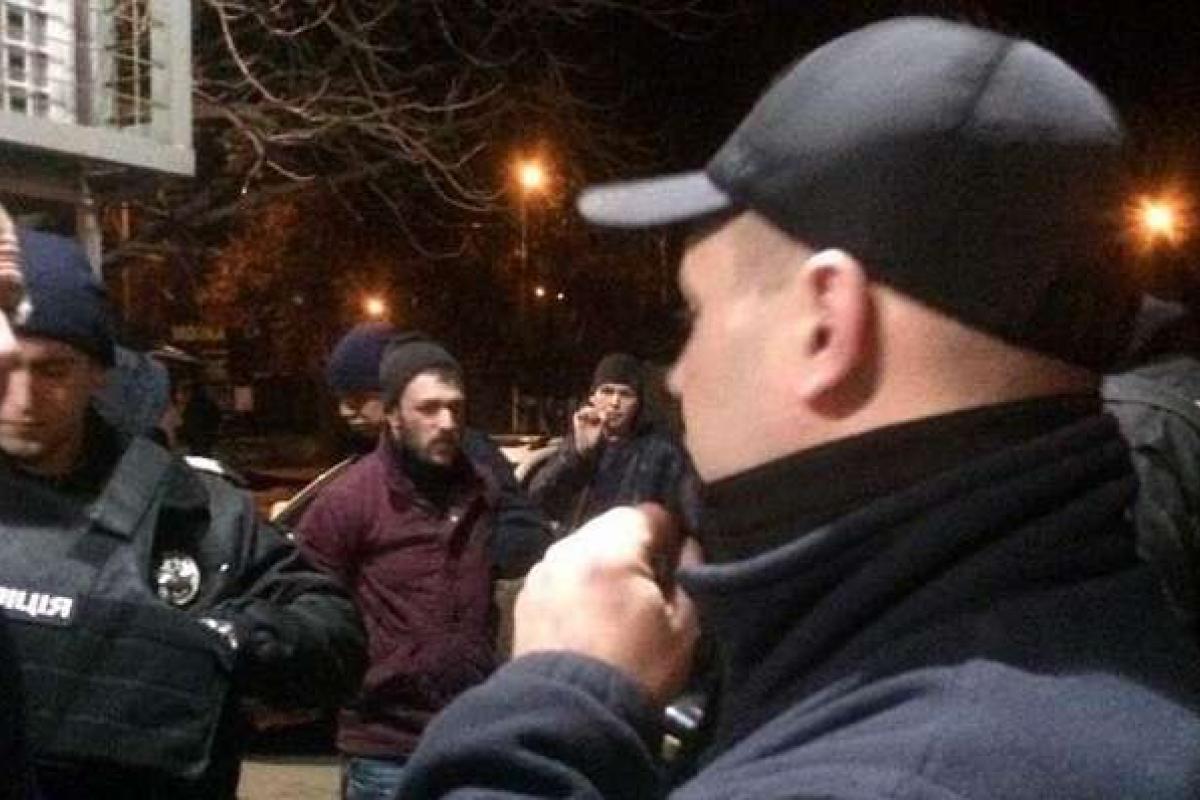 В Харькове две банды устроили масштабную драку "район на район": звучали выстрелы, горели машины В Харькове две банды устроили масштабную драку "район на район": звучали выстрелы, горели машины