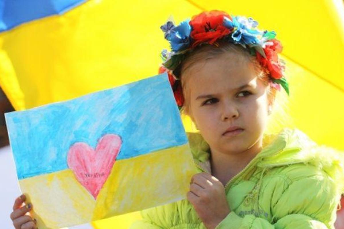 Маленькая девочка с Донбасса растрогала соцсети реакцией на флаг Украины Маленькая девочка с Донбасса растрогала соцсети реакцией на флаг Украины