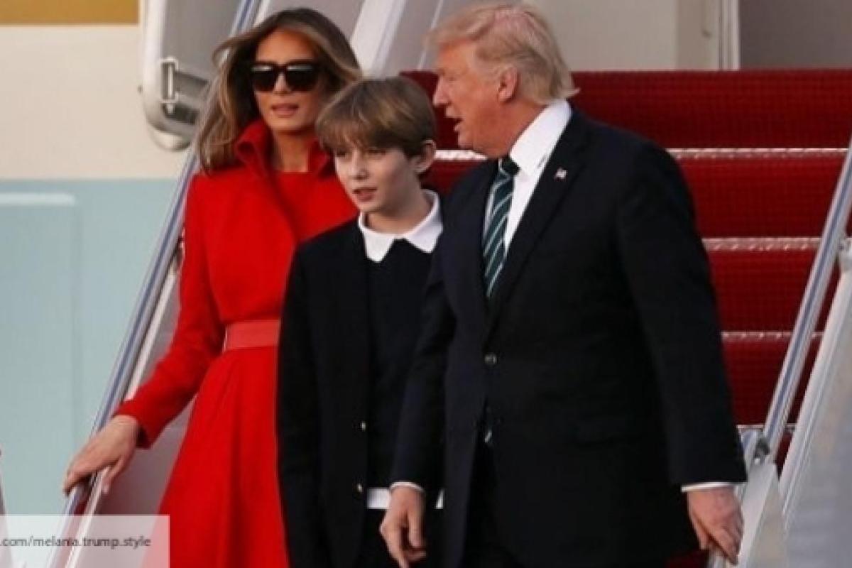 Меланью Трамп искупали в комплиментах из-за красного платья
