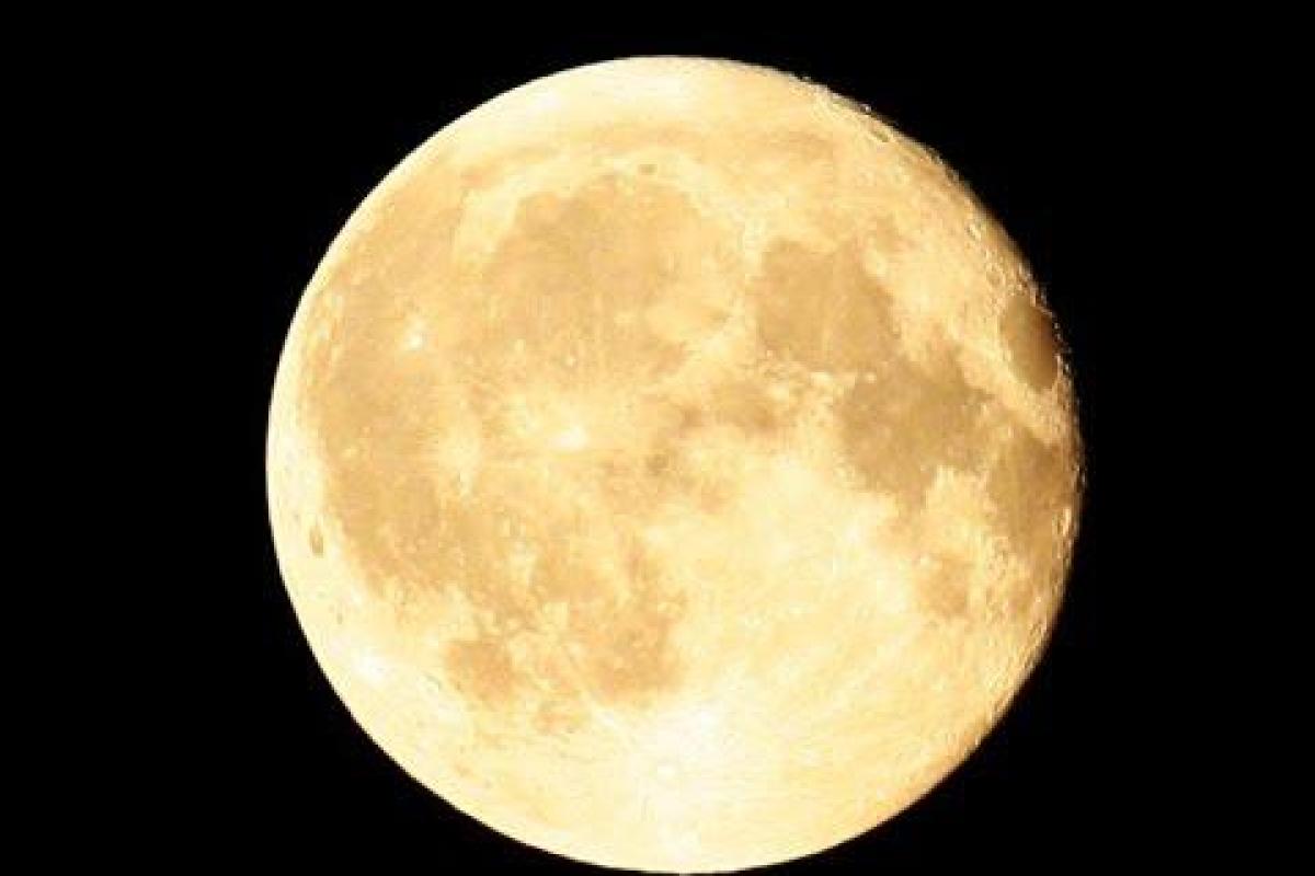 Уфологи заметили на Луне перемещающуюся базу пришельцев