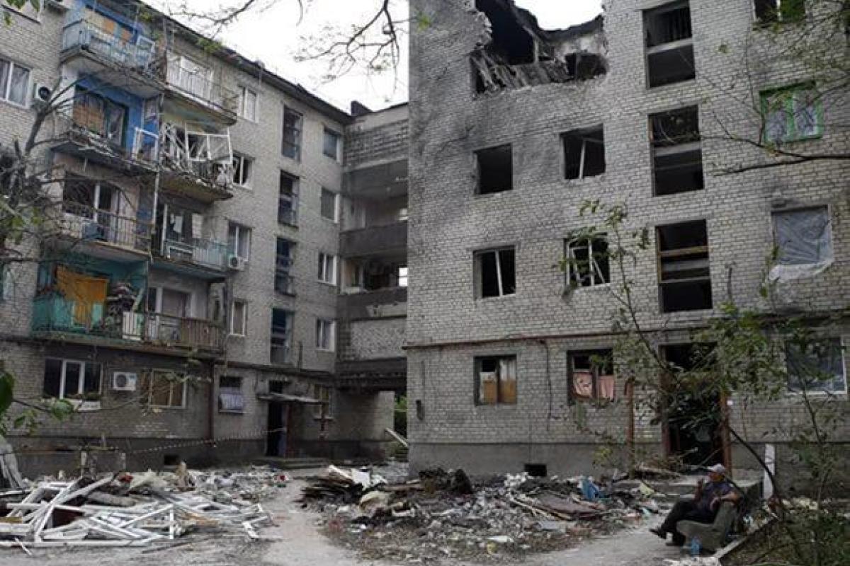 В Горловке в результате обстрелов пострадал вокзал и жилые дома, - соцсети