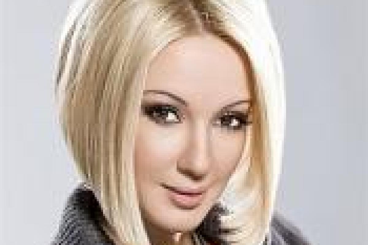 Поклонники поговаривают о беременности Леры Кудрявцевой, которая носит свободную одежду