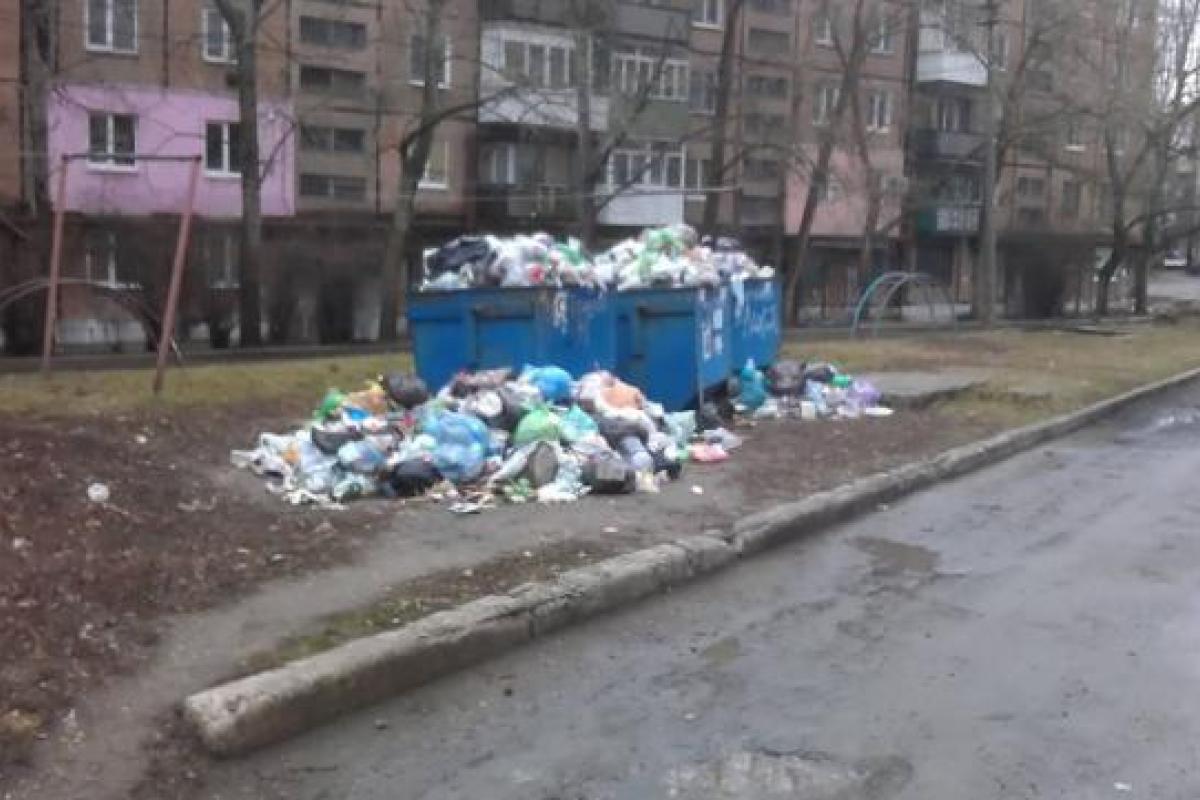 Оккупированный Харцызск утопает в мусоре из-за проблем с вывозом