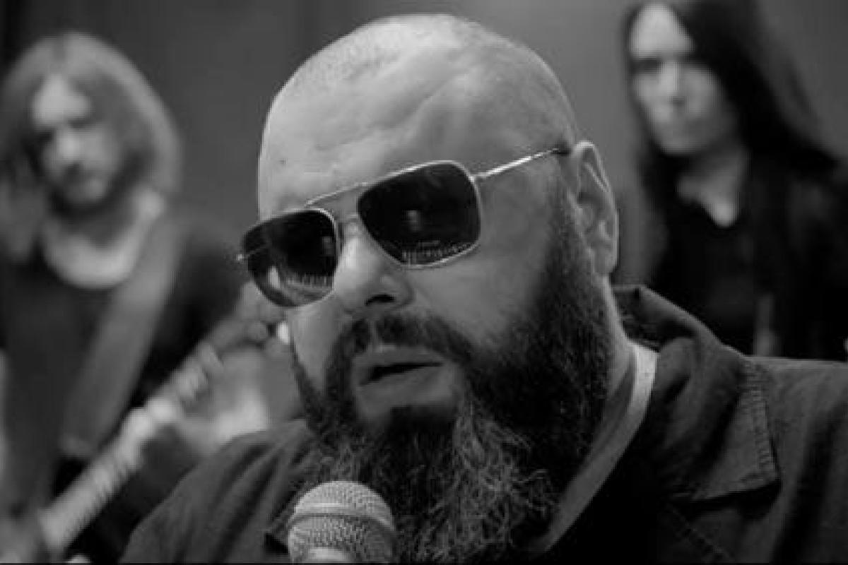 Максим Фадеев никак не может смириться со смертью своего отца Максим Фадеев никак не может смириться со смертью своего отца