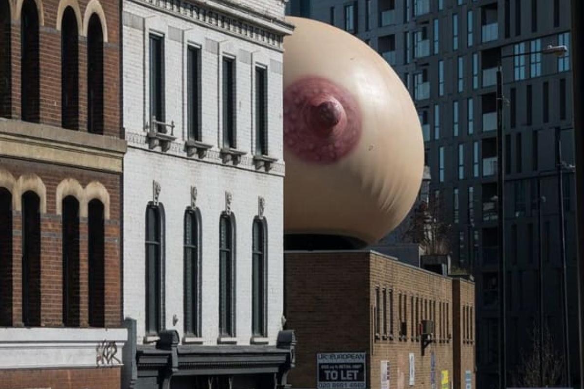В Лондоне на крыше здания установили огромную надувную грудь