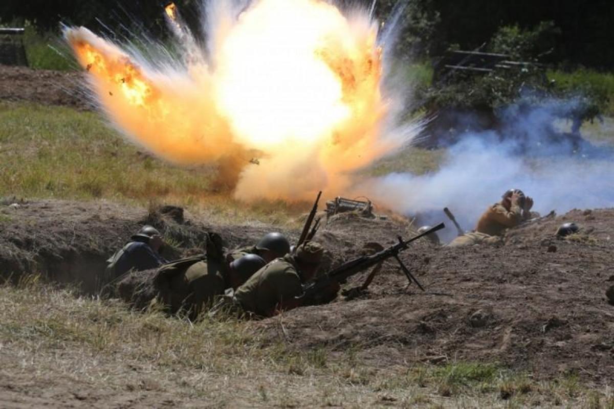 В Докучаевске тяжелый бой: серьезно достается жилым домам на линии огня - соцсети