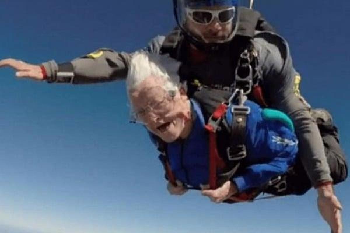 В свой 95-й день рождения американка прыгнула с парашютом