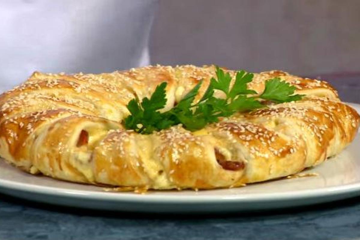 Пирог из слоеного теста с сыром и беконом Пирог из слоеного теста с сыром и беконом