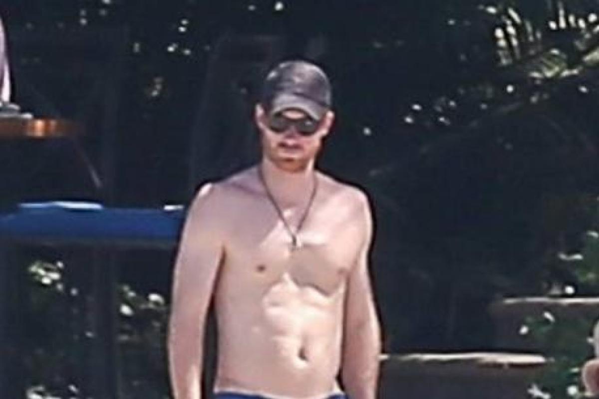 Папарацци засняли принца Гарри в пляжных шортах Папарацци засняли принца Гарри в пляжных шортах