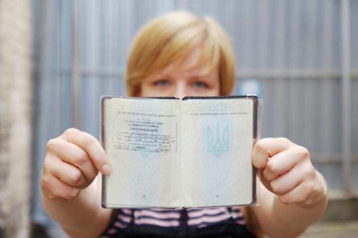 Может ли совладелец квартиры прописаться в квартире без согласия других совладельцев? Может ли совладелец квартиры прописаться в квартире без согласия других совладельцев?