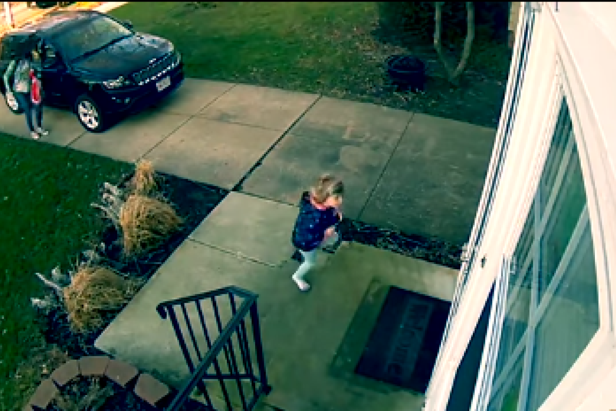 В штате Огайо ветер чуть не унес маленькую девочку: появилось видео В штате Огайо ветер чуть не унес маленькую девочку: появилось видео