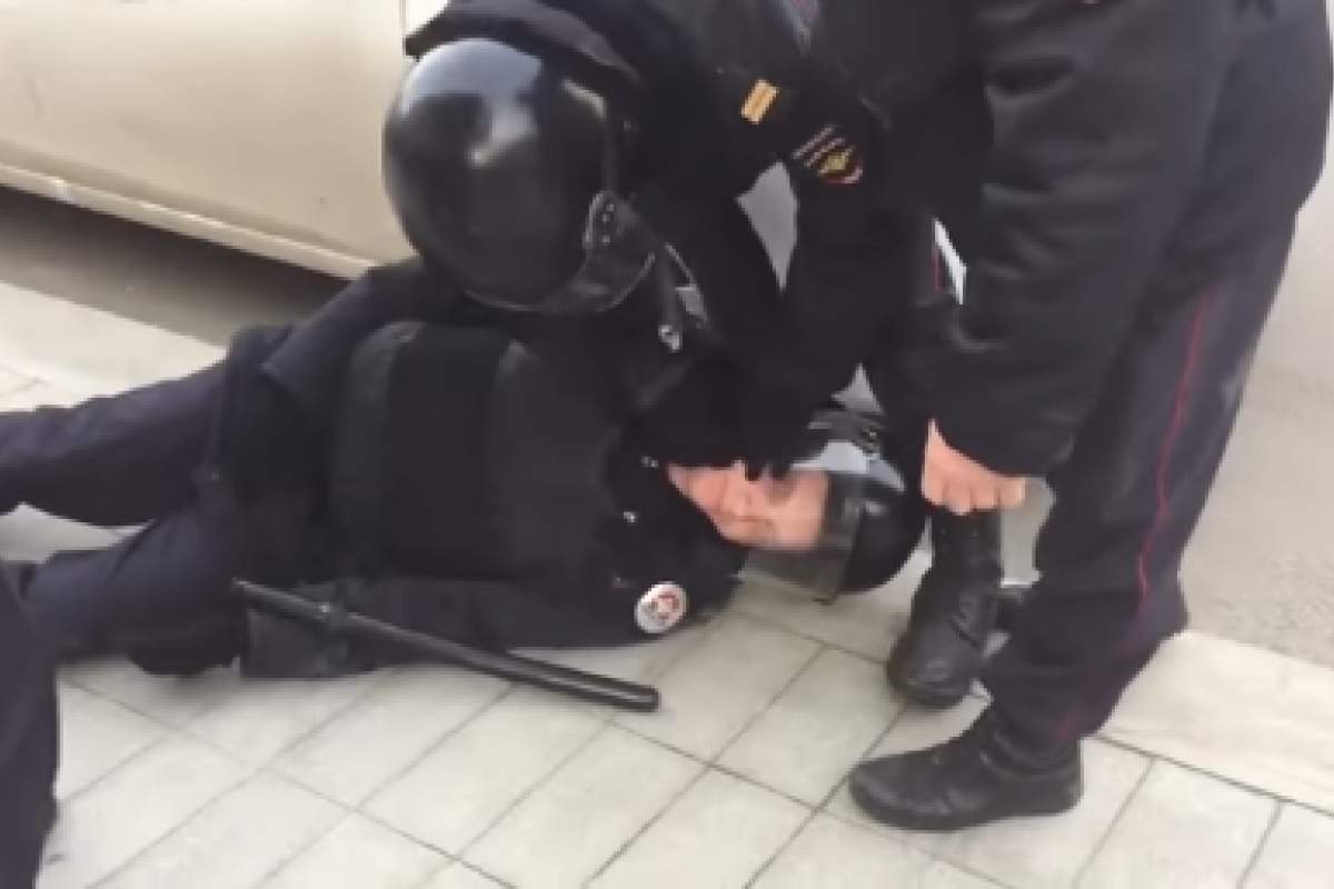 В Москве один из протестующих нокаутировал ОМОНовца в полете с ноги