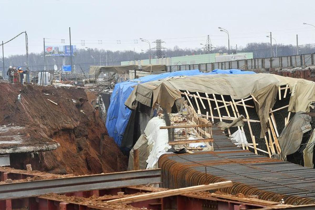 Спасатели всю ночь разбирали конструкции обрушившегося тонелля в Новой Москве Спасатели всю ночь разбирали конструкции обрушившегося тонелля в Новой Москве