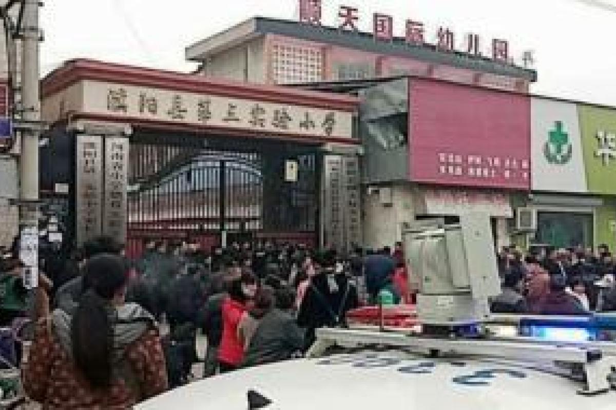 Трагедия в китайской школе: из-за давки в школьном туалете погибли двое детей