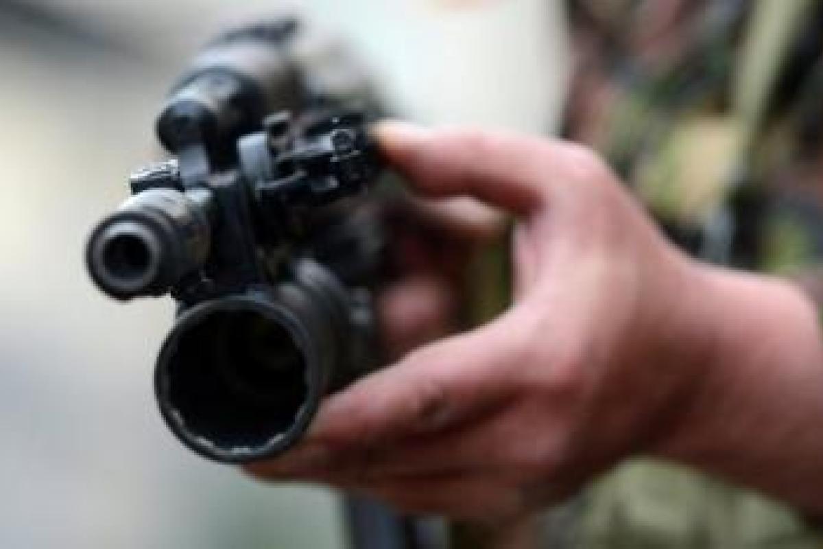 В Киеве люди в масках и камуфляже обстреливают микроавтобус В Киеве люди в масках и камуфляже обстреливают микроавтобус