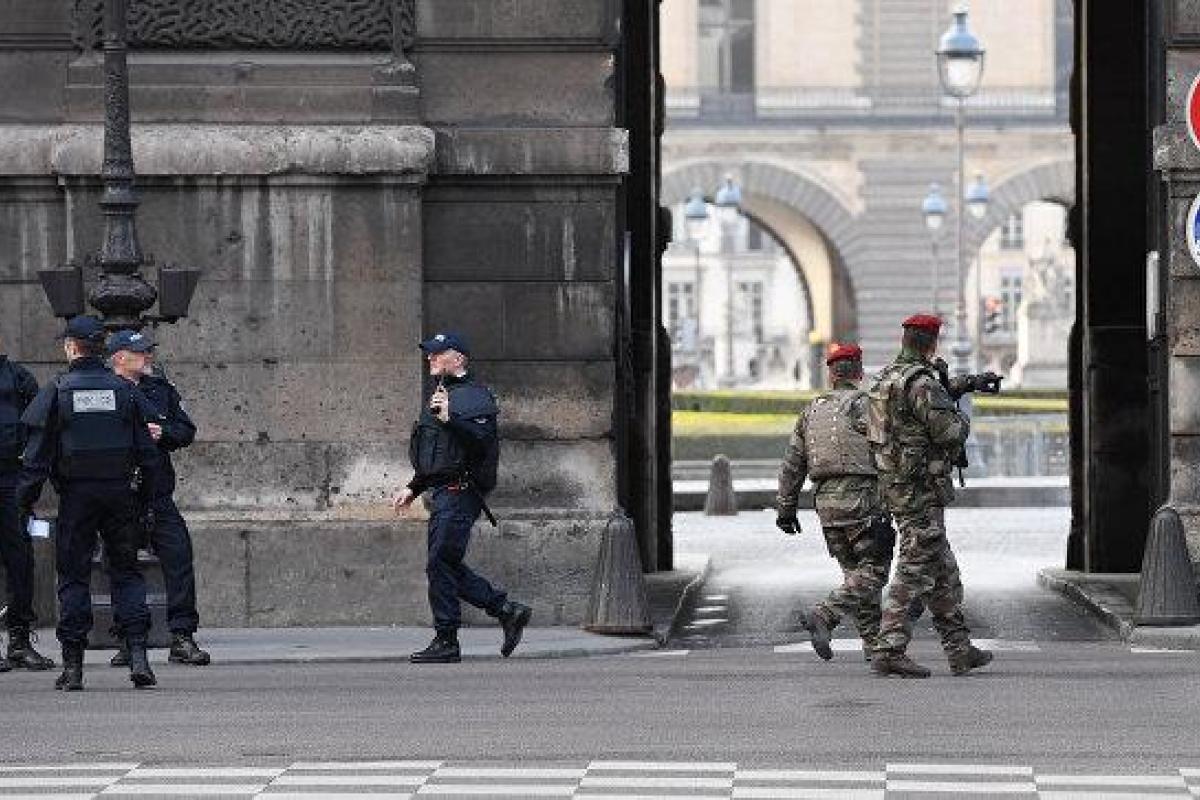 В сети бурно обсуждают теракт в Париже