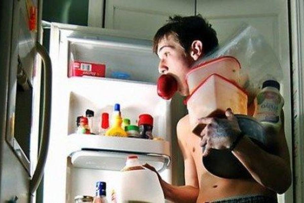 Ученые рассказали, почему ночью особенно хочется есть Ученые рассказали, почему ночью особенно хочется есть