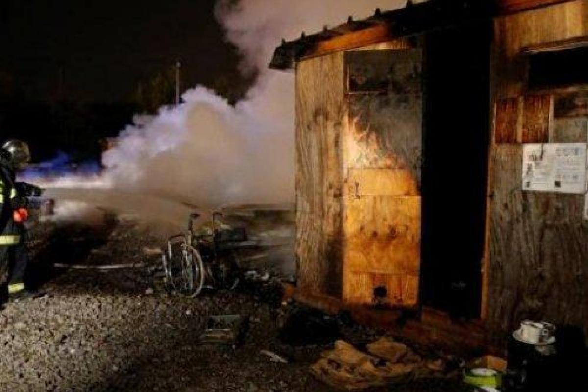 В результате потасовки во Франции сгорел лагерь беженцев  В результате потасовки во Франции сгорел лагерь беженцев