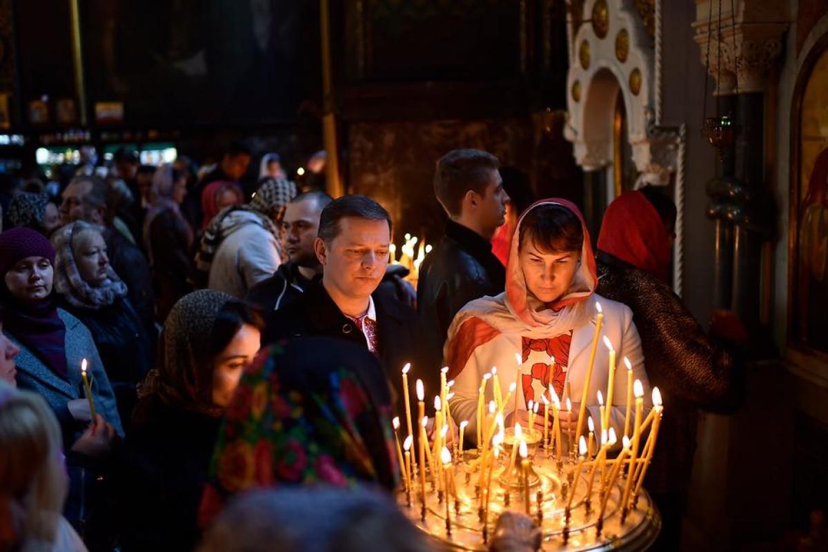 Как политики куличи святили: Яценюк пришел в храм с охраной, а Ляшко устроил фотосессию со свечой