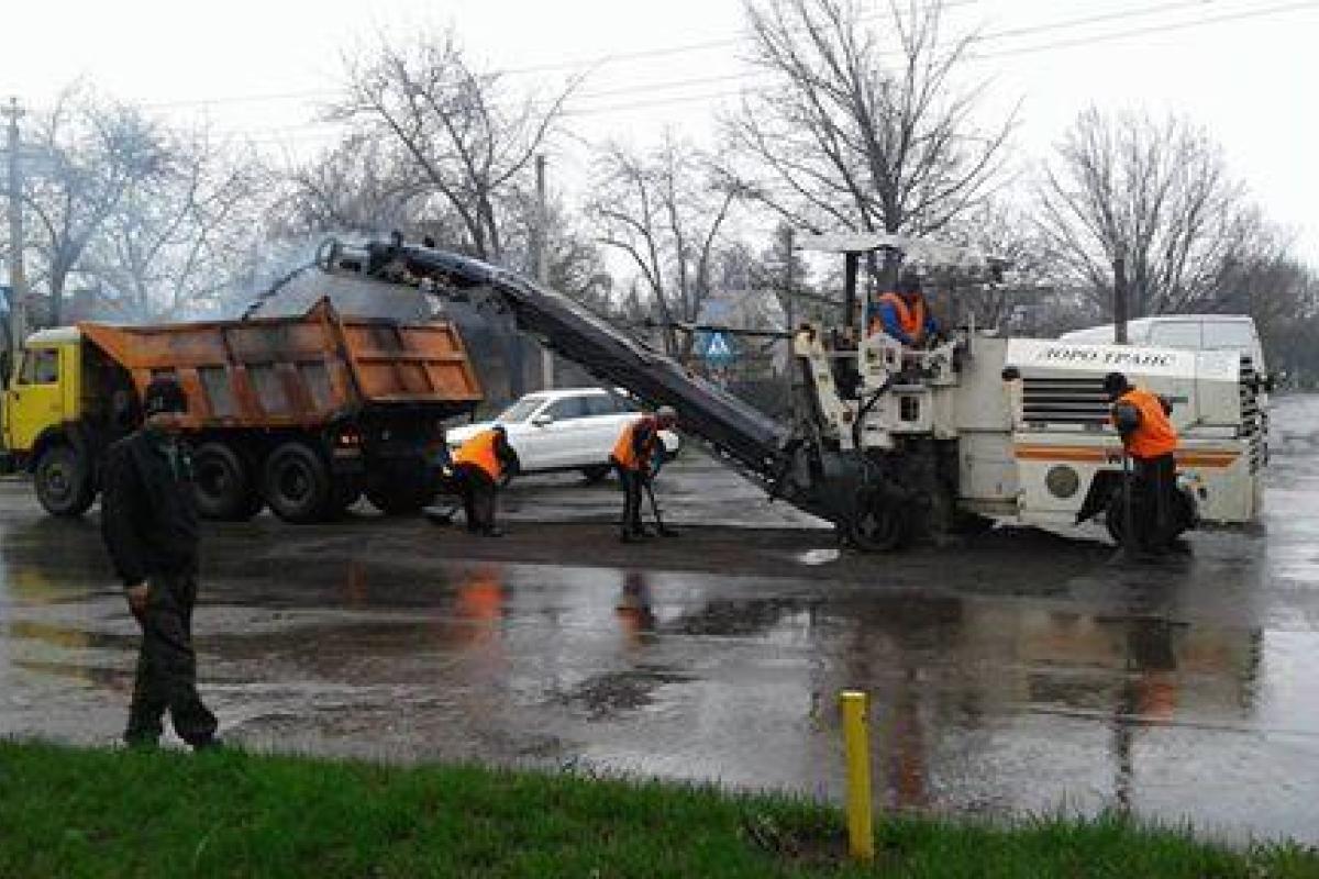 В Горловке ремонтируют дороги под ливнем, - журналист