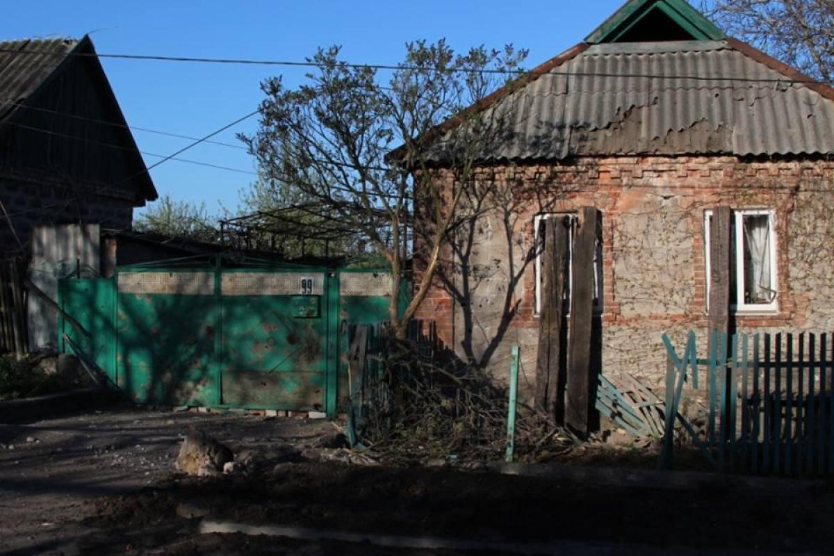 Боевики цинично обстреляли частный сектор Авдеевки: появились шокирующие кадры разрушений