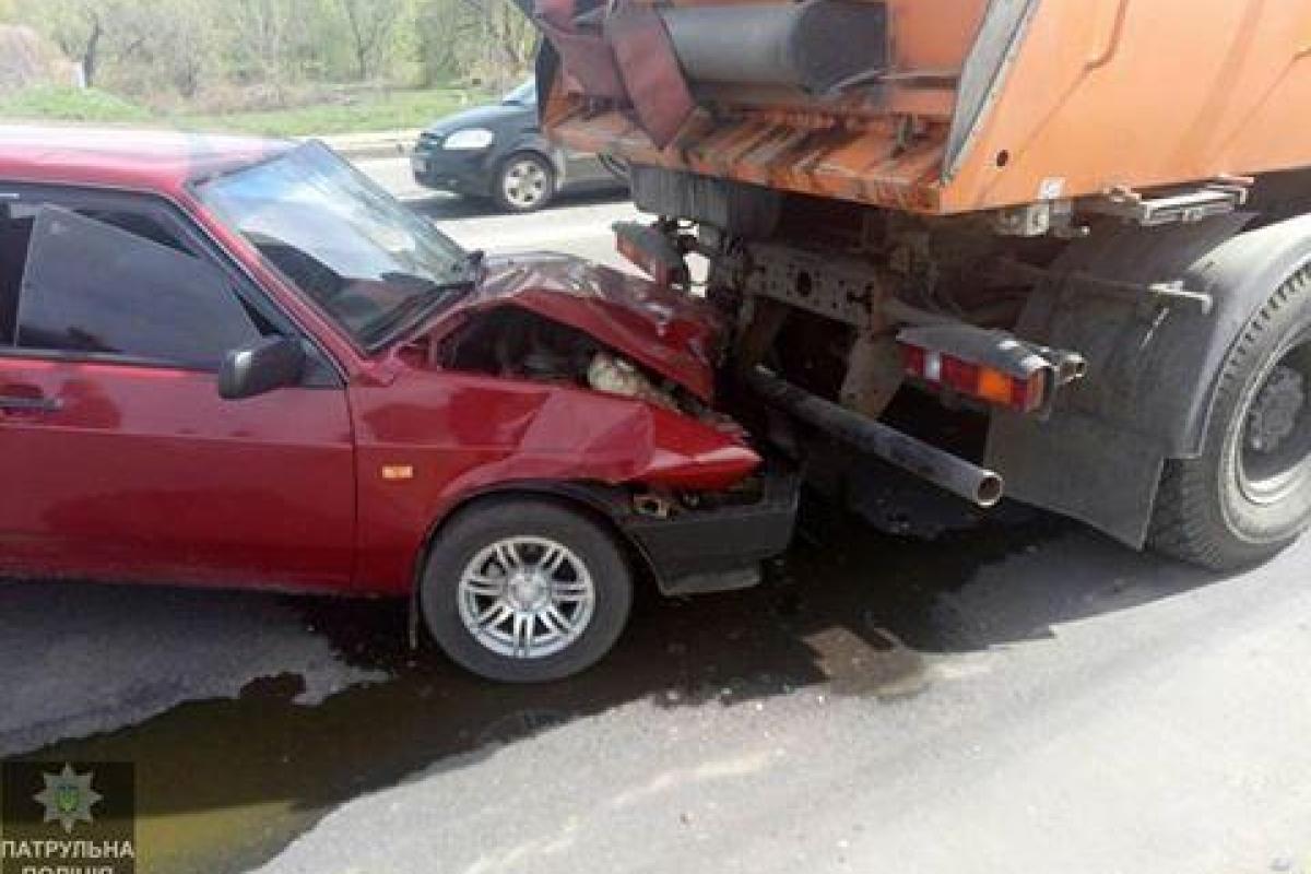 ДТП в Харькове: легковой автомобиль столкнулся с пирамидально-уборочным транспортным средством