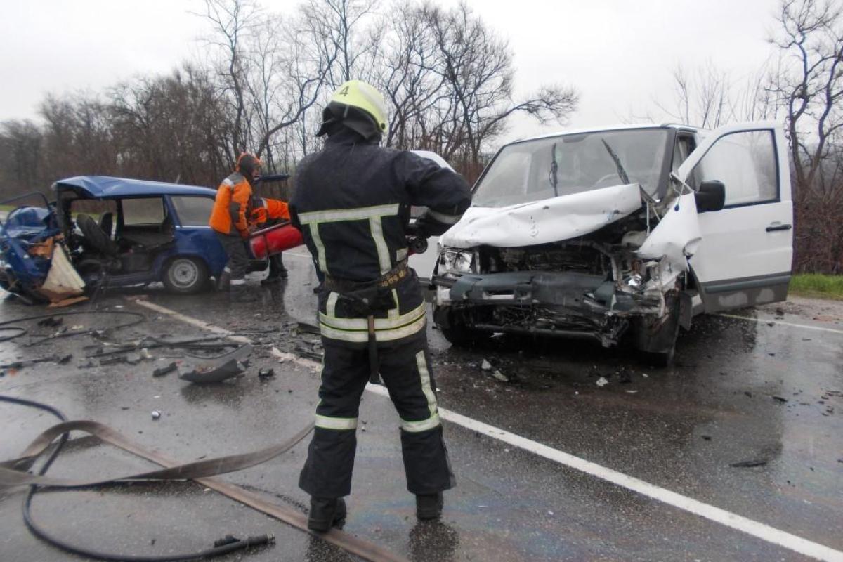 В Запорожской области произошло серьезное ДТП: погибло 3 человека В Запорожской области произошло серьезное ДТП: погибло 3 человека