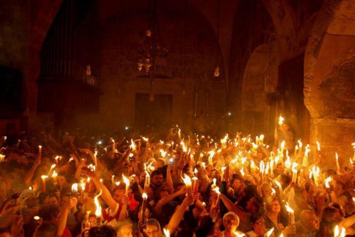 В Иерусалиме сошел Благодатный огонь В Иерусалиме сошел Благодатный огонь