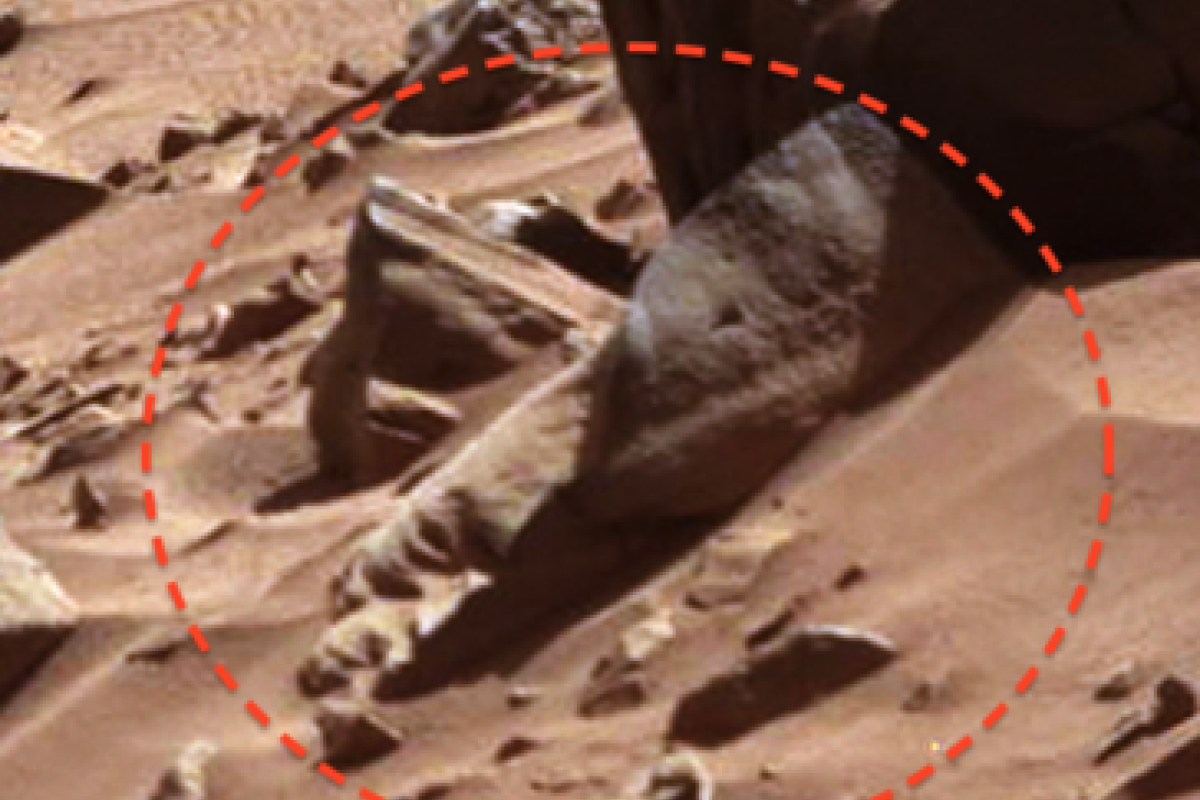 Уфолог нашел на Марсе застенчивого гуманоида Уфолог нашел на Марсе застенчивого гуманоида