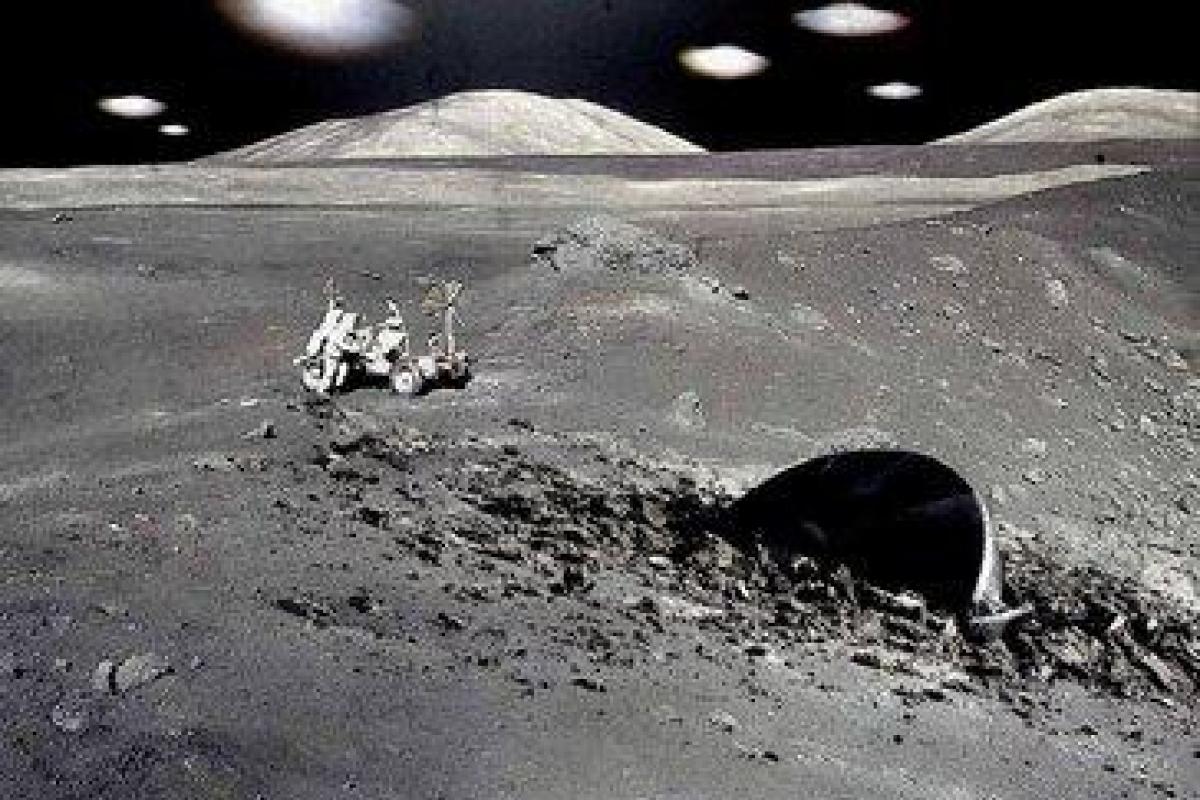 Уфолог обнаружил на Луне загадочный объект, похожий на космический корабль