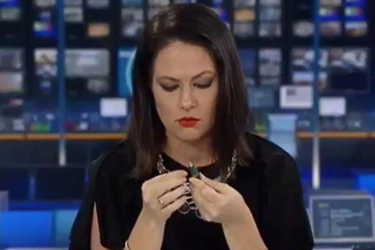 Телеведущая пропустила выход в эфир: появилось забавное видео ее реакции